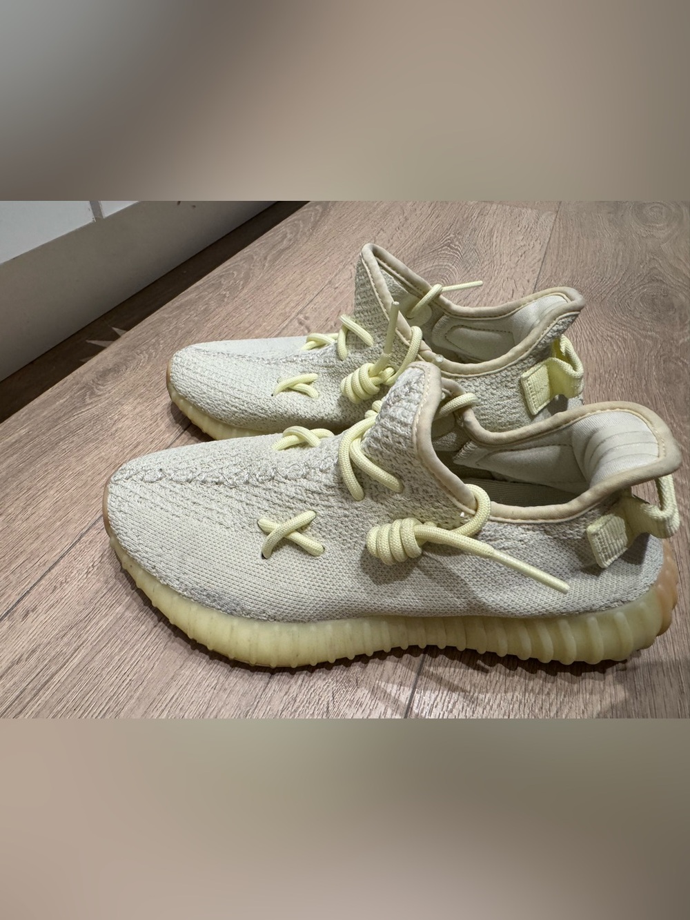 YEEZY 350 V2 BUTTER SIZE 6